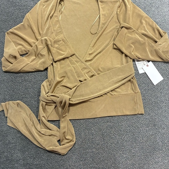 Good American Pale Gold Wrap Top Size 2 NWT - Picture 3 of 6